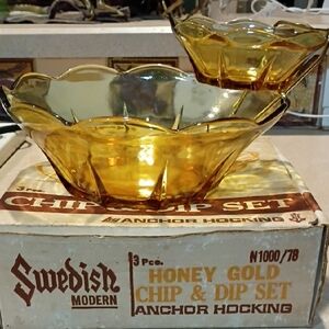 Anchor Hocking Swedish Modern Amber Chip & Dip Set